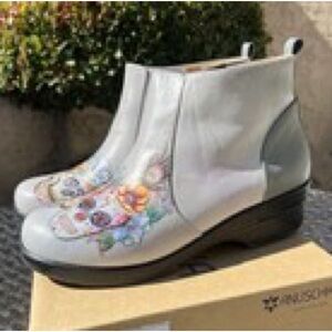 New in box Anuschka Rachel leather Printed Skull booties